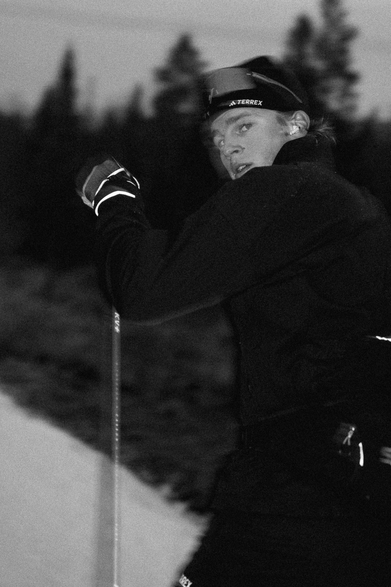 Edvin Anger under en fotografering för adidas