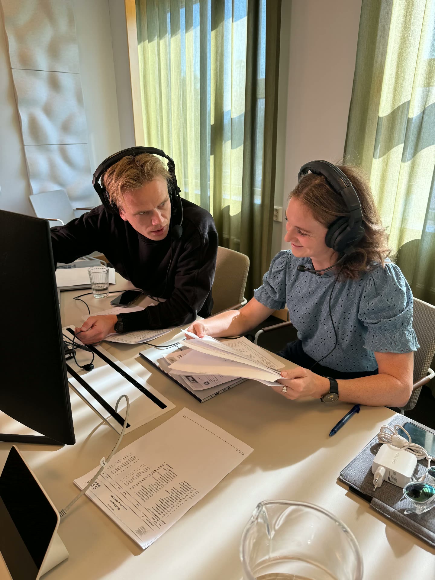 Mattias Bångman går igenom startlistor med Mona Brorsson före sändning